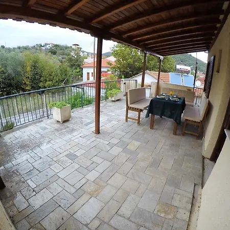 Kostas Willa Pteleós
